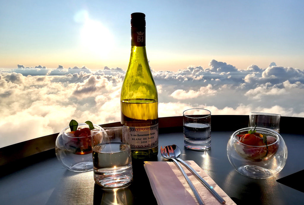 Der schönste Moment während des Ballondinners... über die Wolken aufsteigen und einen 'Sky Cocktail' genießen