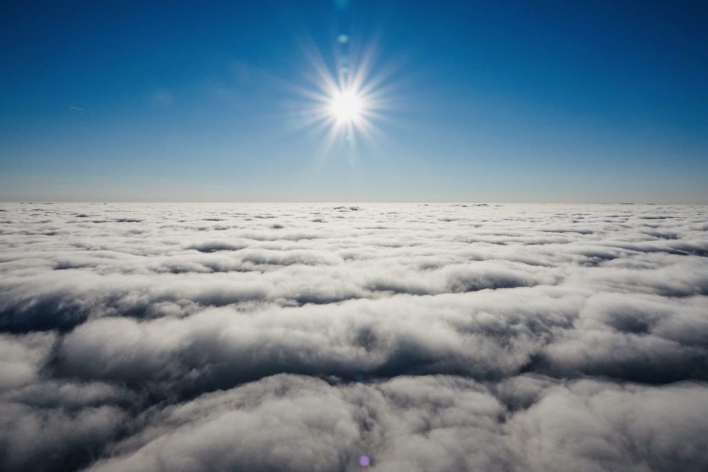Ballonvaren boven de wolken